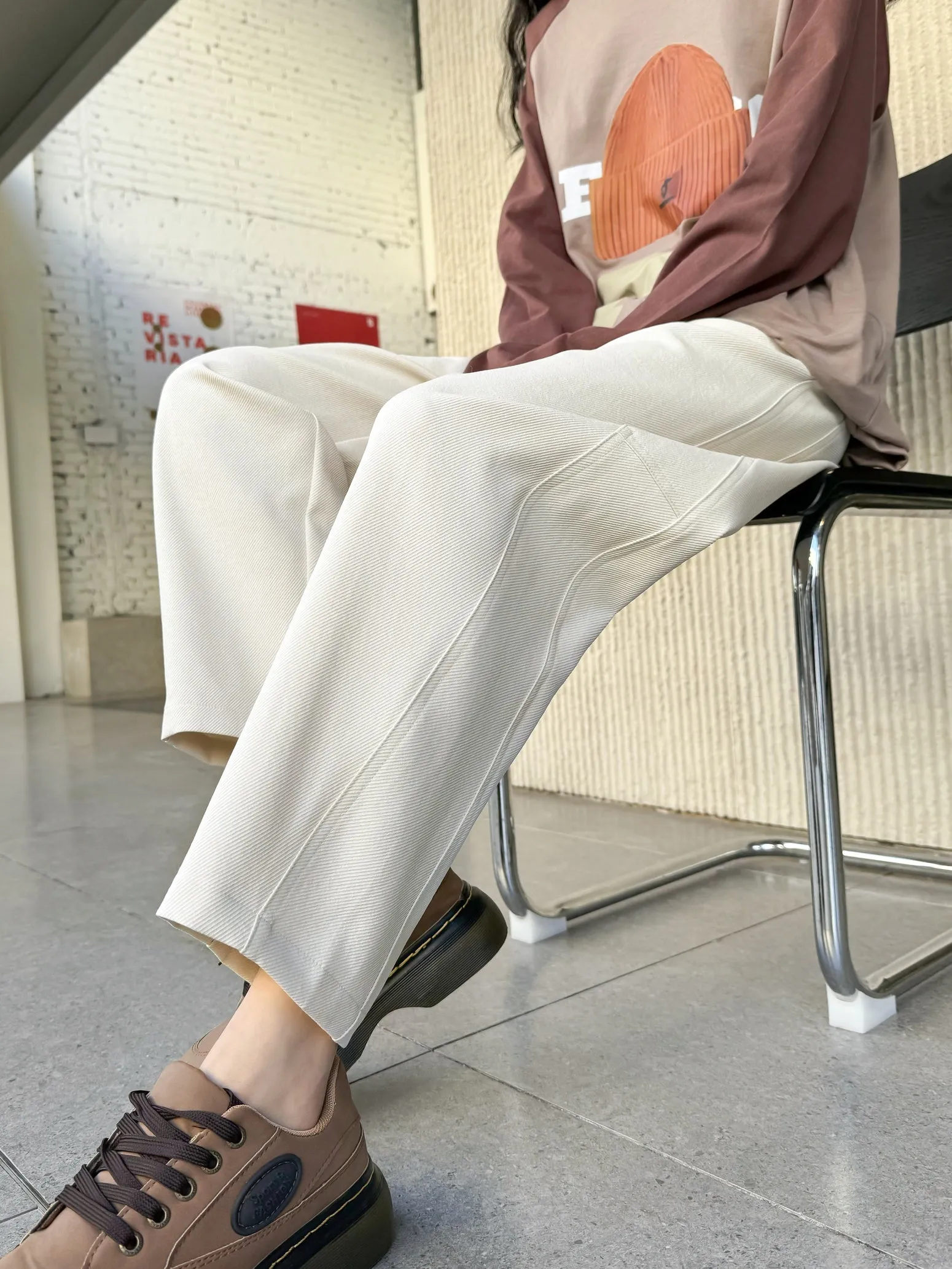 Lightweight and Slimming Solid Color Chinos for Women