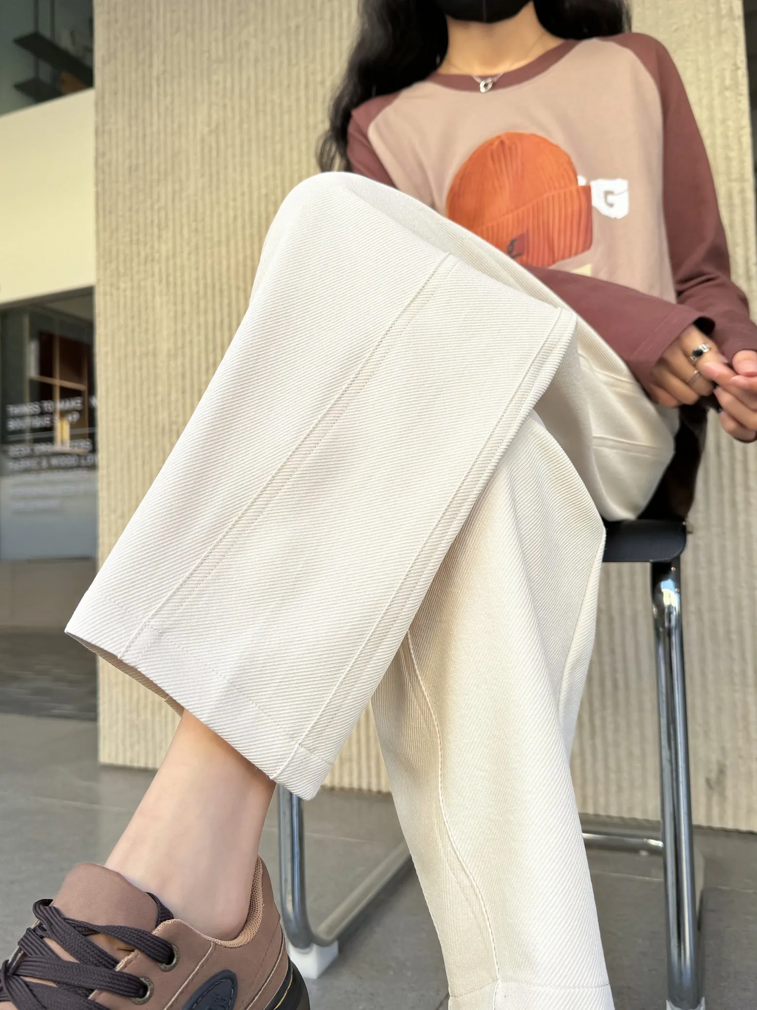 Lightweight and Slimming Solid Color Chinos for Women
