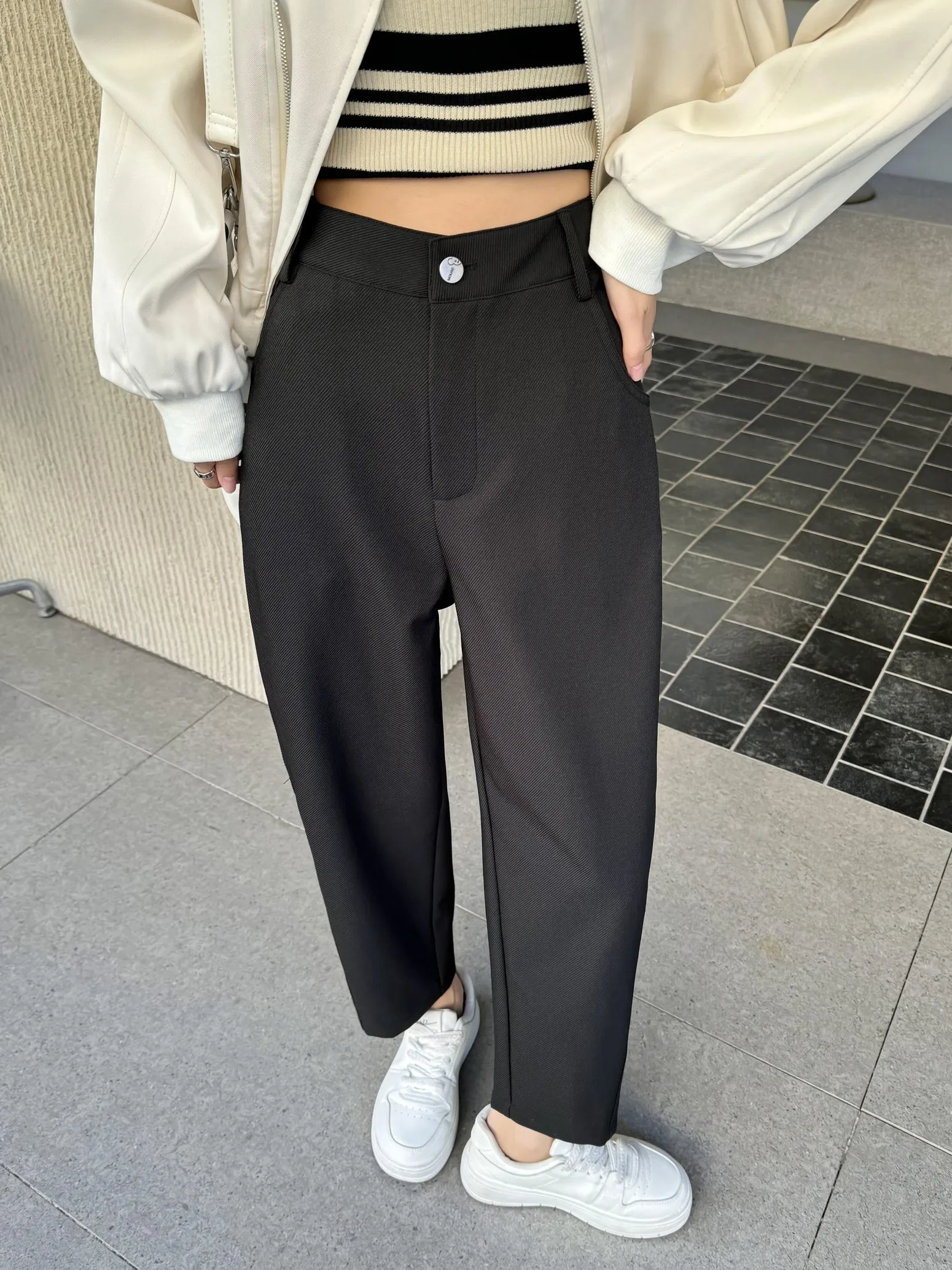 Lightweight and Slimming Solid Color Chinos for Women