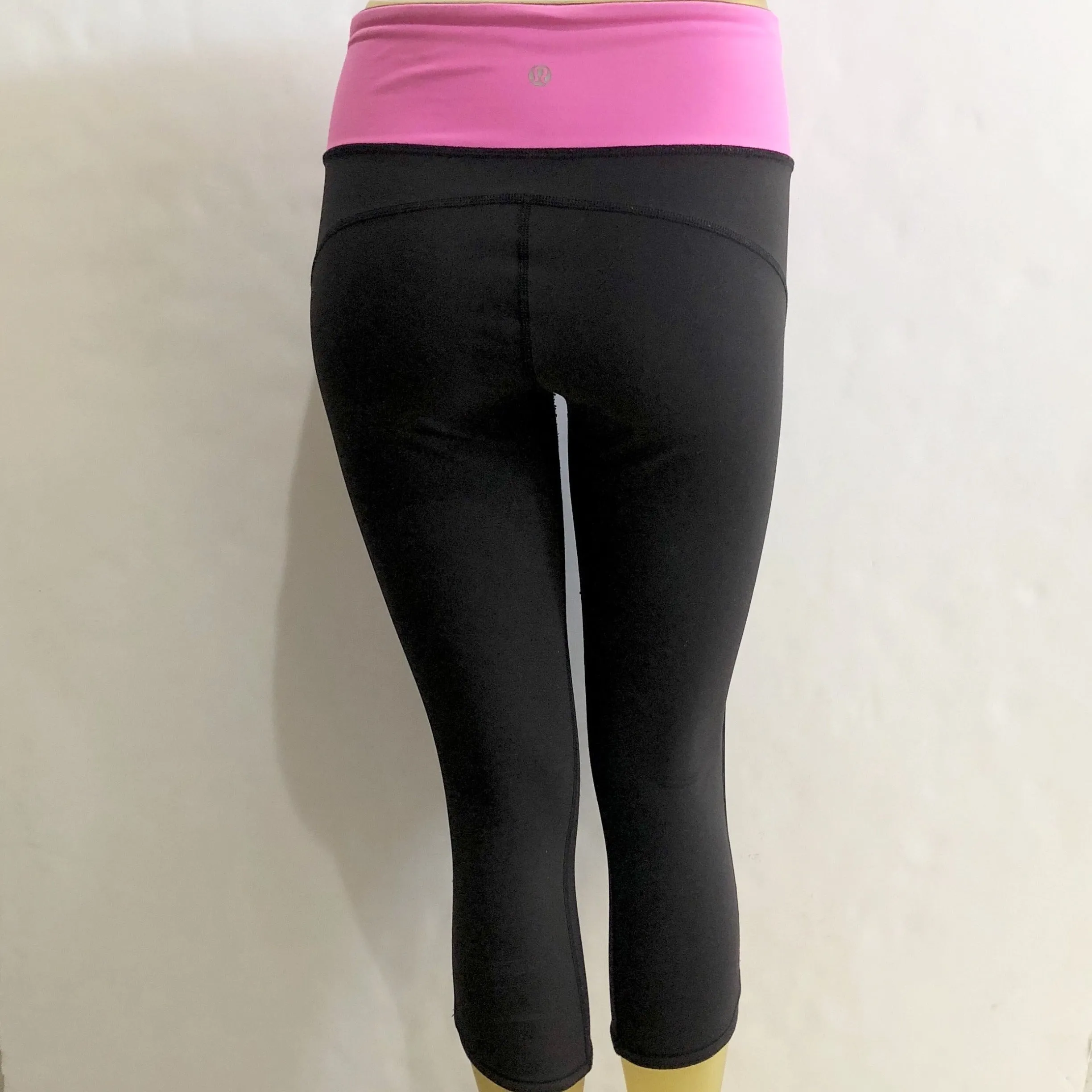 LULULEMON Black & Pink Wunder Under Crop Leggings Size 6